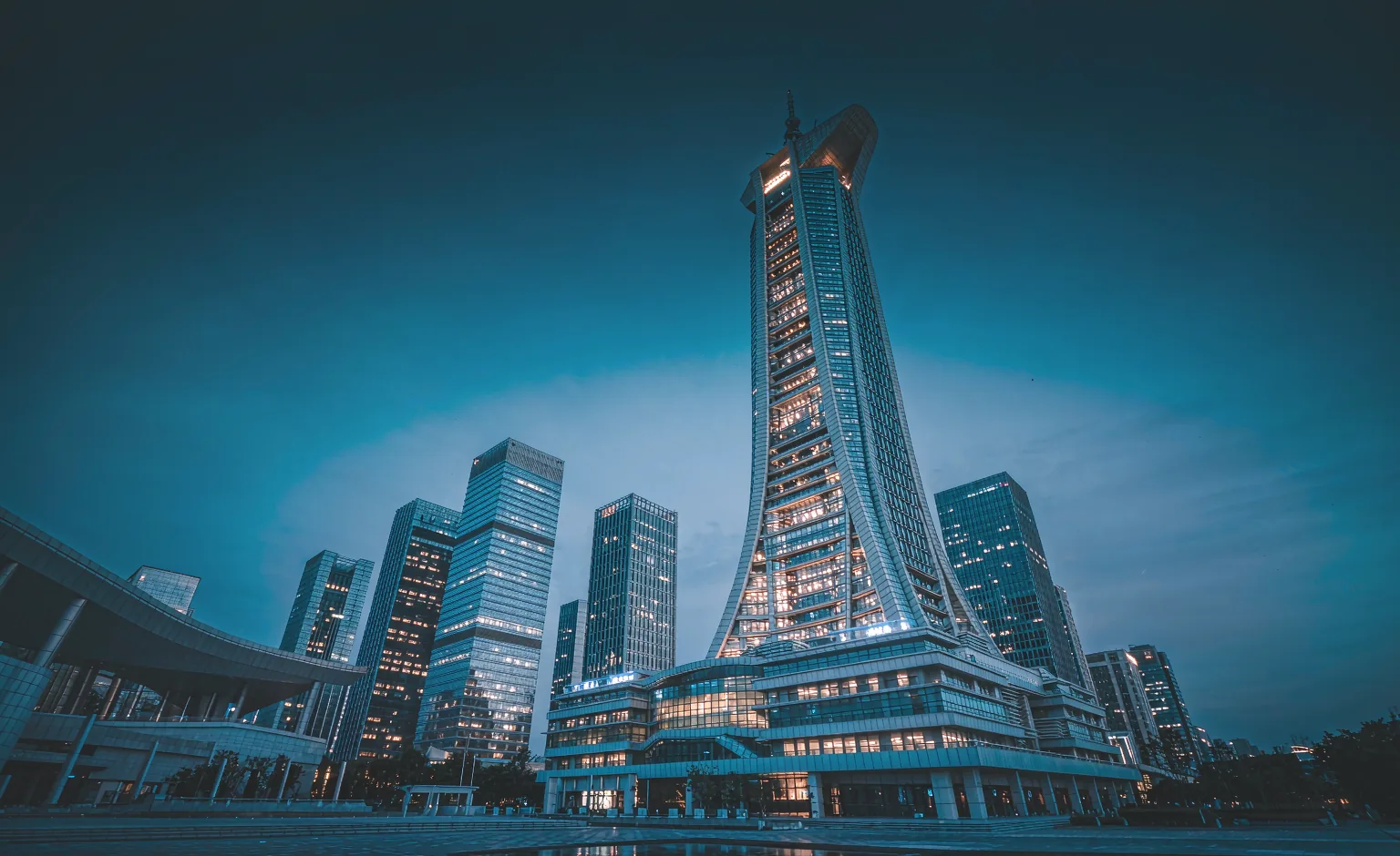 郑州中原区网站建设 城市CBD蓝调实景